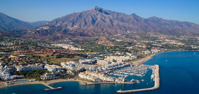 Discover Puerto Banús: The Ultimate Area Guide for Luxury Living and Investment. TOP 5 QUESTIONS